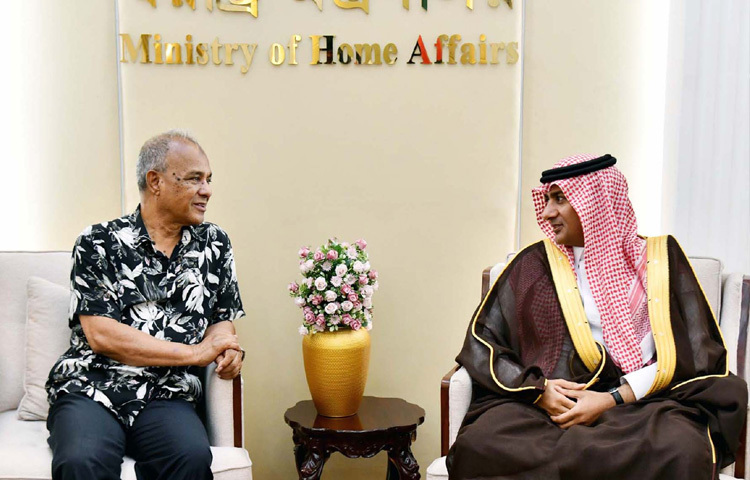 স্বরাষ্ট্র উপদেষ্টা লেফটেন্যান্ট জেনারেল (অব.) মো. জাহাঙ্গীর আলম চৌধুরীর সঙ্গে মন্ত্রণালয়ে তার অফিসকক্ষে সাক্ষাৎ করেন বাংলাদেশে নিযুক্ত সৌদি আরবের রাষ্ট্রদূত ড. আব্দুল্লাহ জাফর এইচ. বিন আবিয়াহ। ছবি: পিআইডি