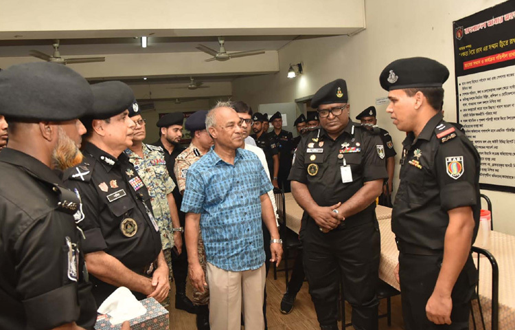 স্বরাষ্ট্র উপদেষ্টা লেফটেন্যান্ট জেনারেল (অব.) মো. জাহাঙ্গীর আলম চৌধুরী মোহাম্মদপুরে র‍্যাপিড অ্যাকশন ব্যাটলিয়ান-২ এর সদরদপ্তর পরিদর্শন করেন। ছবি: পিআইডি
