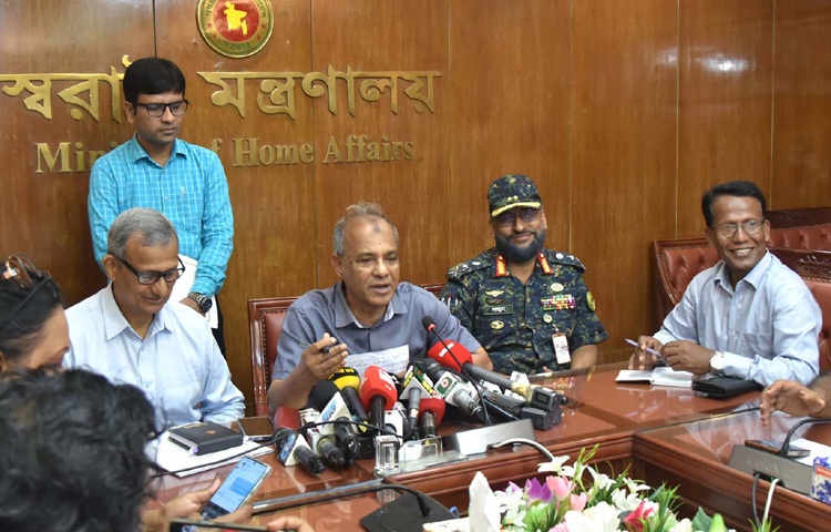 জুলাই-আগস্টের গণঅভ্যুত্থানের সময় পুলিশের লুট হওয়া অস্ত্রের খোঁজ দিলে পুরস্কার মিলবে বলে জানিয়েছেন স্বরাষ্ট্র উপদেষ্টা লেফটেন্যান্ট জেনারেল (অব.) মো. জাহাঙ্গীর আলম চৌধুরী। ছবি: মাসুদ রানা