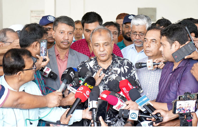 ঢাকায় গাবতলীতে বিএডিসি বীজ ভবন পরিদর্শন শেষে সাংবাদিকদের ব্রিফ করেন স্বরাষ্ট্র ও কৃষি উপদেষ্টা লেফটেন্যান্ট জেনারেল (অব.) মো. জাহাঙ্গীর আলম চৌধুরী। ছবি: পিআইডি