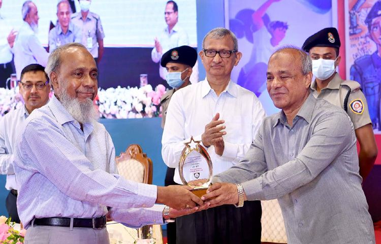 ঢাকায় ওসমানী স্মৃতি মিলনায়তনে মাদকদ্রব্যের অপব্যবহার ও অবৈধ পাচারবিরোধী আন্তর্জাতিক দিবস উদযাপন উপলক্ষ্যে সেরা বেসরকারি মাদকাসক্তি নিরাময় কেন্দ্রগুলোর মাঝে ক্রেস্ট বিতরণ করেন স্বরাষ্ট্র উপদেষ্টা লেফটেন্যান্ট জেনারেল (অব.) মো. জাহাঙ্গীর আলম চৌধুরী। এসময় প্রধান উপদেষ্টার বিশেষ সহকারী মো. খোদা বখস চৌধুরী উপস্থিত ছিলেন। ছবি: পিআইডি