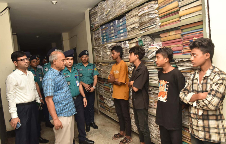 রাজধানীর মোহাম্মদপুর থানা পরিদর্শন করেন স্বরাষ্ট্র উপদেষ্টা লেফটেন্যান্ট জেনারেল (অব) মো. জাহাঙ্গীর আলম চৌধুরী। ছবি: পিআইডি