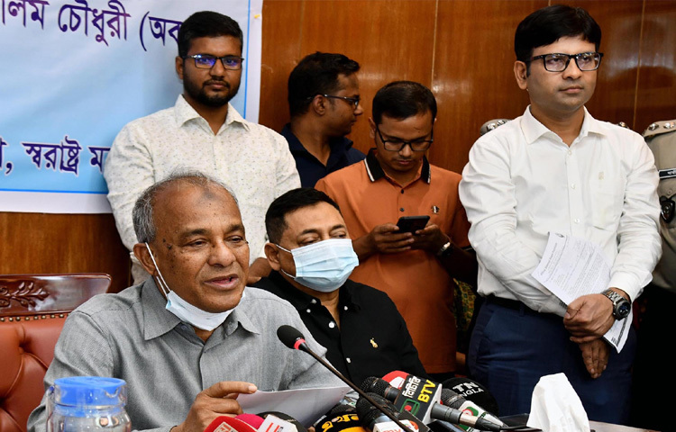 ঢাকায় মন্ত্রণালয়ের সম্মেলনকক্ষে মাদকদ্রব্যের অপব্যবহার ও অবৈধ পাচারবিরোধী আন্তর্জাতিক দিবস-২০২৫ উদযাপন উপলক্ষ্যে উপলক্ষ্যে সাংবাদিকদের ব্রিফ করেন স্বরাষ্ট্র উপদেষ্টা লেফটেন্যান্ট জেনারেল (অব.) মো. জাহাঙ্গীর আলম চৌধুরী। ছবি: পিআইডি