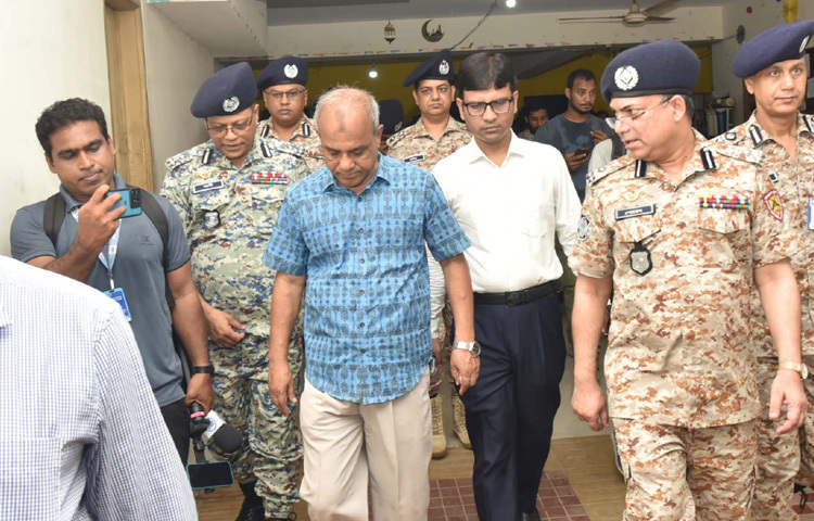 মোহাম্মদপুরে স্পেশাল সিকিউরিটি অ্যান্ড প্রটেকশন ব্যাটালিয়ন-২ এর ব্যারাক পরিদর্শন করেন স্বরাষ্ট্র উপদেষ্টা। ছবি: পিআইডি