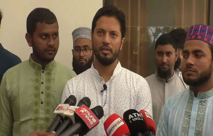 ইসলামী ছাত্রশি‌বিরের কেন্দ্রীয় সভাপ‌তি জা‌হিদুল ইসলাম বলেছেন, ছাত্রলীগ গণহত্যাকারী। বিগত দিনে ক্যাম্পাসে তারা ফ্যাসিবাদী রাজনী‌তি করেছে। ছাত্ররাজনী‌তিকে কলুষিত করে‌ছে ছাত্রলীগ। ছবি: জুয়েল সাহা বিকাশ