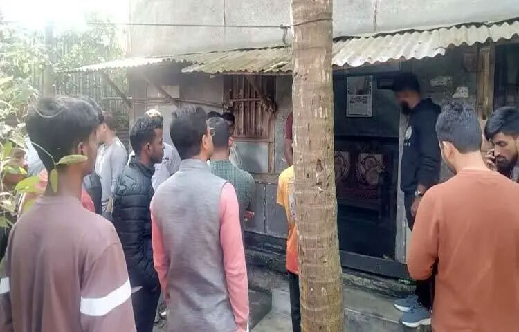 ঢাকা-৮ আসনের সম্ভাব্য স্বতন্ত্র প্রার্থী ও ইনকিলাব মঞ্চের মুখপাত্র শরিফ ওসমান হাদির গ্রামের বাড়ি ঝালকাঠির নলছিটিতে চুরির ঘটনা ঘটেছে। ছবি: মো. আতিকুর রহমান