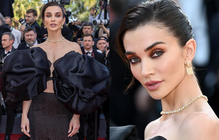 কালো লম্বা গাউনের সঙ্গে সিম্পল গয়না, স্মোকি চোখের মেকআপ ও ন্যুড ঠোঁটে সেজেছিলেন তিনি। চুল পিছন দিকে টেনে আঁচড়ানো ছিল। ছবি: সংগৃহীত