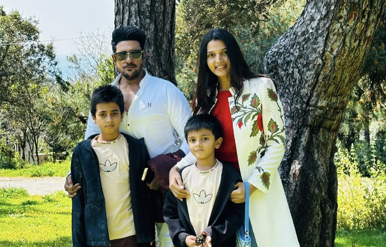 সন্তানদের নিয়ে ছবি শেয়ার করে সবাইকে শুভেচ্ছা জানিয়েছেন অভিনেতা অনন্ত জলিল ও বর্ষা। ছবি: ফেসবুক