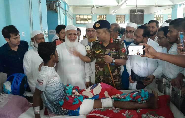 বৈষম্যবিরোধী ছাত্র আন্দোলনে আহতদের দেখতে চট্টগ্রাম মেডিকেল কলেজ (চমেক) হাসপাতাল পরিদর্শন করেছেন জামায়াতে ইসলামীর আমির ডা. শফিকুর রহমান। ছবি: আবু আজাদ