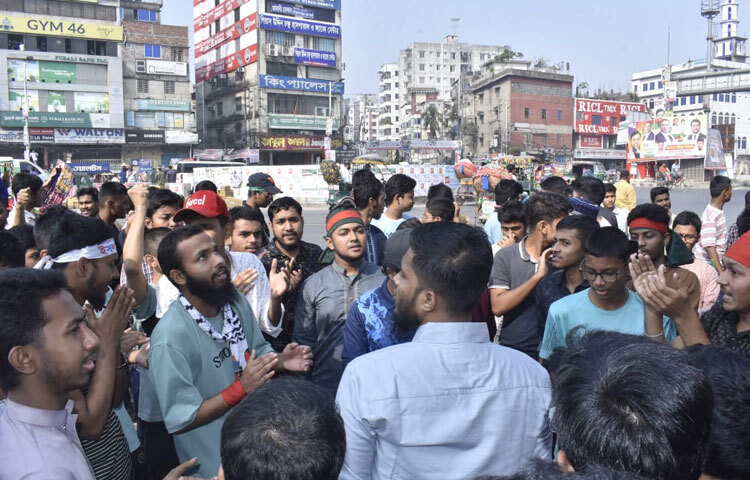 সরকারি নির্দেশনা অনুযায়ী লকডাউন চলাকালীন সব ধরনের সমাবেশ, মিছিল ও জনসমাগম নিষিদ্ধ। এমন অবস্থায় রাজনৈতিক সংগঠনের এই কর্মসূচি আইনশৃঙ্খলার প্রতি চ্যালেঞ্জ হিসেবে দেখা দিয়েছে।