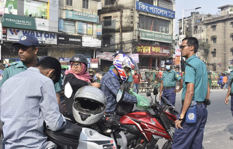 লকডাউনের কারণে সকাল থেকেই রাজধানীর বিভিন্ন সড়কে জনসমাগম সীমিত থাকলেও দোলাইপাড়ে হঠাৎ মিছিল শুরু হলে এলাকাজুড়ে উত্তেজনা ছড়িয়ে পড়ে। ঘটনাস্থলে তাৎক্ষণিকভাবে মোতায়েন হয় অতিরিক্ত পুলিশ সদস্য।