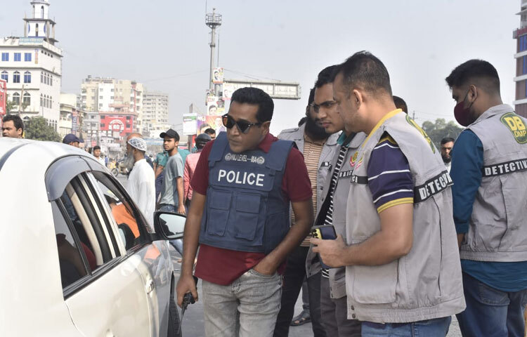 নিরাপত্তা বাহিনীর সদস্যদের সতর্ক অবস্থান ও টহল কার্যক্রমে এলাকায় টানটান উত্তেজনা বিরাজ করতে থাকে।