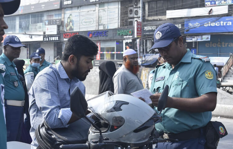 দোলাইপাড় এলাকায় দায়িত্বে থাকা পুলিশের এক সদস্য জানান, আমরা পরিস্থিতি সম্পূর্ণ নিয়ন্ত্রণে রেখেছি। কেউ যাতে আইন নিজের হাতে তুলে নিতে না পারে, সেজন্য সর্বোচ্চ সতর্কতা নেওয়া হয়েছে।