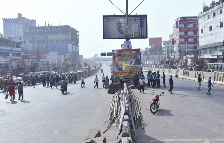 লকডাউনের সময় এমন বিক্ষোভে স্থানীয়দের মধ্যে আতঙ্ক সৃষ্টি হয়। অনেক দোকানপাট দ্রুত বন্ধ করে দেয় আশপাশের ব্যবসায়ীরা।