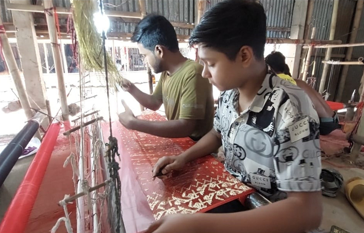 হরেক রঙয়ের নকশার শাড়ির পেছনে দুজন শ্রমিকের সময় লাগে প্রায় এক সপ্তাহ। ছবি: মো. নাসিম উদ্দিন