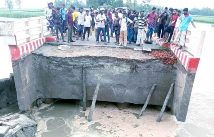পাহাড়ি ঢল ও ভারী বর্ষণে জামালপুরে যমুনা নদীর পানি বৃদ্ধি পেয়ে বাহাদুরাবাদ ঘাট পয়েন্টে বিপৎসীমার ২৮ সেন্টিমিটার ওপর দিয়ে প্রবাহিত হচ্ছে। এতে ব্রিজের সংযোগ সড়ক ভেঙে যাওয়ায় দেওয়ানগঞ্জ-খোলাবাড়ি বাজারের সঙ্গে যোগাযোগ বিচ্ছিন্ন হয়ে পড়েছে। ছবি: মো. নাসিম উদ্দিন