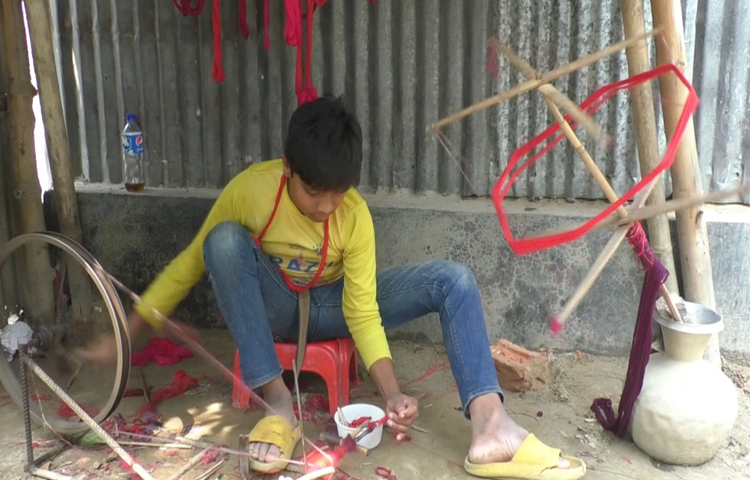 গ্রামের প্রতিটি ঘর এখন যেন এক একটি জামদানি তৈরির কারখানা। ছবি: মো. নাসিম উদ্দিন