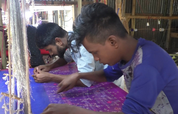 তাঁতিদের হাতে রেশম সুতার নিপুণ বুননে তৈরি হচ্ছে জামদানি, পাঞ্জাবি ও টুপিস। ছবি: মো. নাসিম উদ্দিন