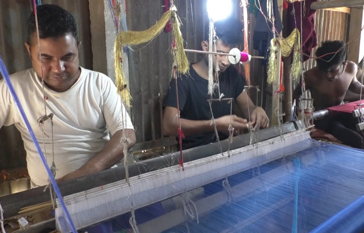 রাজধানীসহ দেশ ও বিদেশের বিভিন্ন প্রান্তে ৯-২০ হাজার টাকায় বিক্রি প্রতিটি হয় শাড়ি। ছবি: মো. নাসিম উদ্দিন