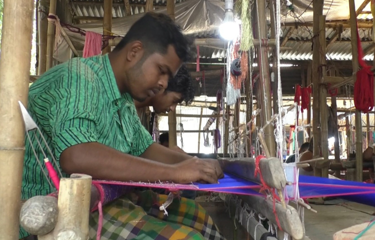 শাড়ি তৈরি ও বিক্রি করে স্বাবলম্বী হচ্ছেন পাখিমারা গ্রামের বাসিন্দারা। ছবি: মো. নাসিম উদ্দিন