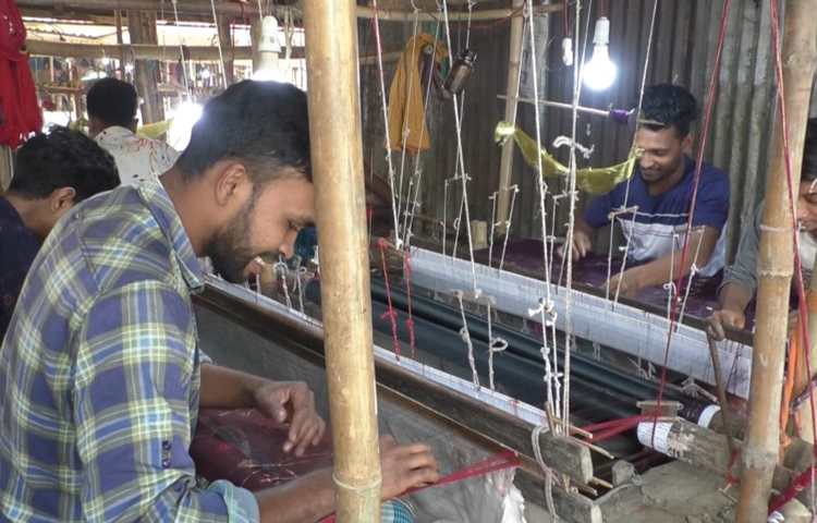 জামদানি শাড়ি তৈরির কাজে জড়িত প্রায় ২৫০ পরিবার। ছবি: মো. নাসিম উদ্দিন