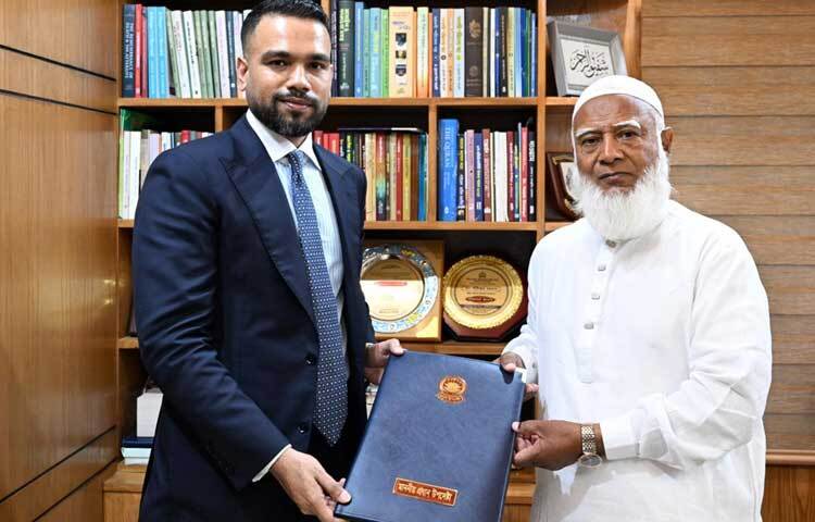 বাংলাদেশ জামায়াতে ইসলামীর আমির ডা. শফিকুর রহমানের হাতে প্রধান উপদেষ্টার শুভেচ্ছা বার্তা তুলে দিচ্ছেন প্রধান উপদেষ্টার একান্ত সচিব সজীব এম খায়রুল ইসলাম। ছবি: সিএ প্রেস উইং