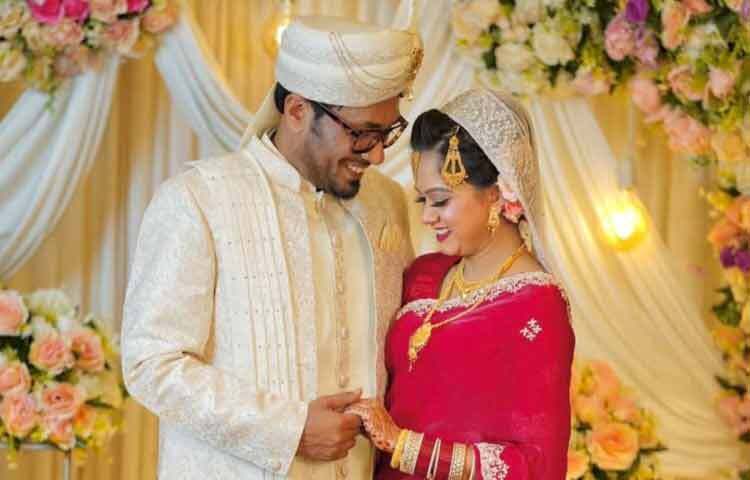 জামিল হোসেন: দীর্ঘদিন চুটিয়ে প্রেমের পর ২০২৫ এর ৬ এপ্রিল বিয়ে করেন ছোটপর্দার দর্শকপ্রিয় অভিনেতা জামিল হোসেন ও অভিনেত্রী মুনমুন আহমেদ মুন। দুই পরিবারের উপস্থিতিতে তাদের বিয়ের আনুষ্ঠানিকতা সম্পন্ন হয়।