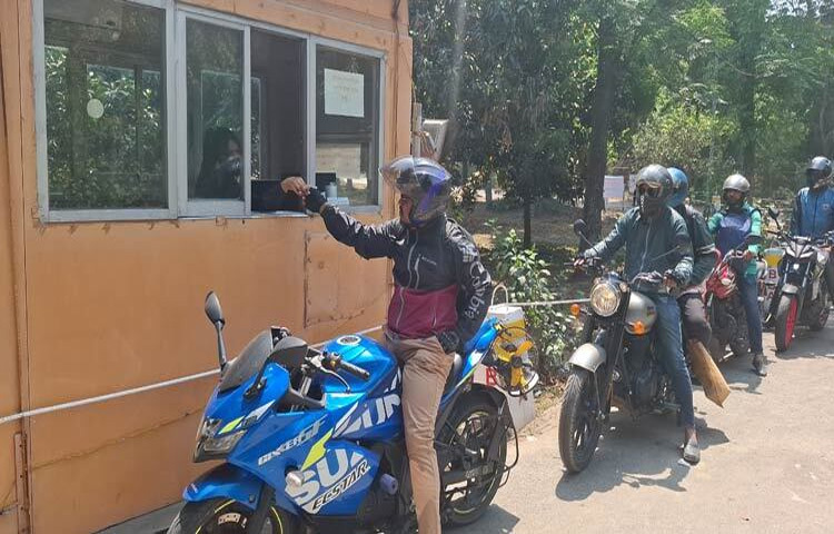 ঈদযাত্রার শেষ মুহূর্তে যানবাহনের চাপ বাড়লেও ঢাকা-টাঙ্গাইল-যমুনা সেতু মহাসড়কে চলাচল করছে স্বাভাবিক গতিতে। গত ২৪ ঘণ্টায় যমুনা সেতু দিয়ে ৯ হাজার ১৬৩টি মোটরসাইকেল পারাপার হয়েছে। ছবি: আব্দুল্লাহ আল নোমান