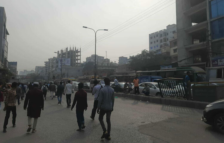 রাজধানীর যমুনা ফিউচার পার্কের সামনে সড়ক অবরোধ করে বিক্ষোভ করছেন মোবাইল ফোন ব্যবসায়ীরা। ছবি: অভিজিৎ রায়