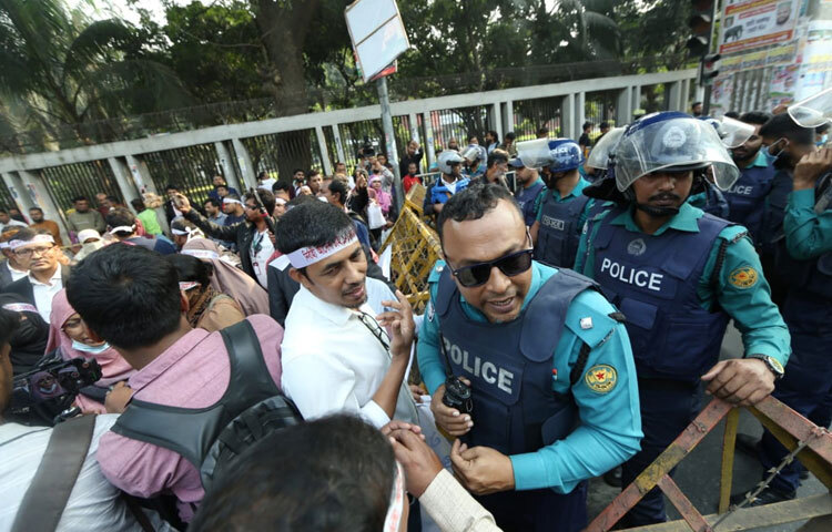 দুপুর ২টার দিকে প্রেসক্লাবের সামনেই আন্দোলনকারীদের পুরো কাফেলাকে আটকে দেয় আইন-শৃঙ্খলা রক্ষাকারী বাহিনী। বাধা পেয়ে সেখানেই বসে পড়েন শিক্ষক নিয়োগ প্রত্যাশীরা।