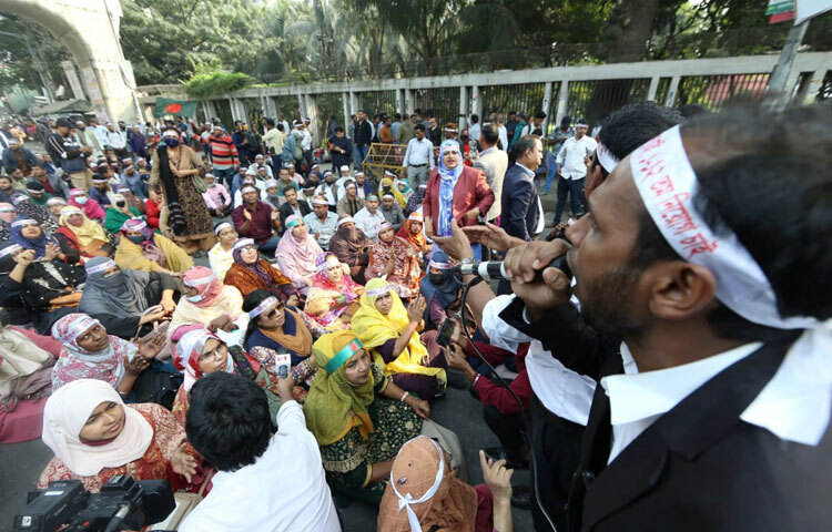 অনেকেই অভিযোগ করে বলেন, বছরের পর বছর অপেক্ষা করেও তারা নিয়োগপত্র পাচ্ছেন না। এনটিআরসিএ সুপারিশ থাকা সত্ত্বেও তাদের জীবন অনিশ্চয়তায় ঠেকে আছে। তাই বাধা পেলেও আন্দোলন থেকে পিছিয়ে আসবেন না বলে জানান তারা।