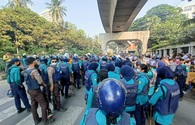 পুলিশি বাধা এলে আন্দোলনকারীরা সড়কের একাংশ দখল করে শান্তিপূর্ণ অবস্থান কর্মসূচি শুরু করেন। এতে ওই এলাকায় যান চলাচলেও সাময়িক ধীরগতি দেখা যায়। জায়গাটিতে মুহূর্তেই তৈরি হয় প্রতিবাদের পরিবেশ হাতে প্ল্যাকার্ড, ব্যানার আর কণ্ঠে সমস্বরে দাবি।