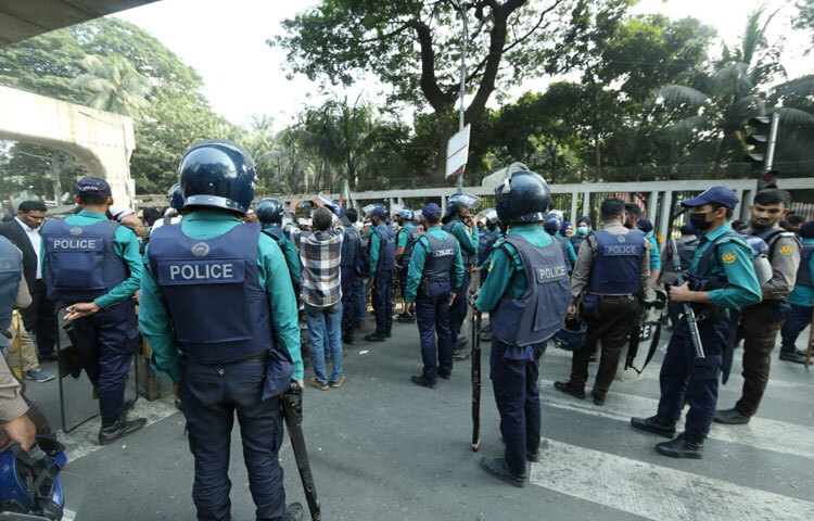 মাঠের মতো করে রাস্তার ওপর বসে আছেন কয়েক’শ আন্দোলনকারী। সামনের সারিতে হাতে প্ল্যাকার্ড, পেছনে শ্লোগানে মুখর তরুণ-তরুণী শিক্ষকপ্রত্যাশীরা। আর ঠিক সামনেই দাঁড়িয়ে টহল দিচ্ছেন পুলিশ সদস্যরা।