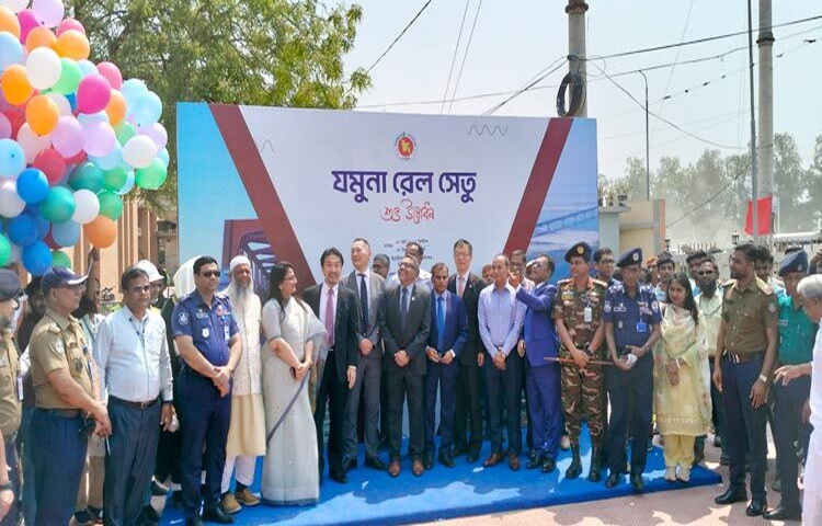 নিয়মিত ট্রেন চলাচলের জন্য উদ্বোধন করা হলো যমুনা নদীর ওপর নির্মিত দেশের দীর্ঘতম নবনির্মিত যমুনা রেল সেতু। ছবি: আব্দুল্লাহ আল নোমান