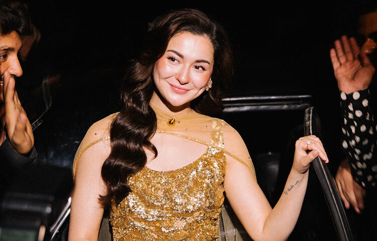 হানিয়া আমিরের অভিনয়ে আসা অনেকটা কাকতালীয় ঘটনা। ২০১৬ সালে মুক্তিপ্রাপ্ত ‘জানান’ ছবির মাধ্যমে তিনি বড় পর্দায় আত্মপ্রকাশ করেন। নবাগত হয়েও তার স্বতঃস্ফূর্ত অভিনয় দৃষ্টি কেড়েছিল নির্মাতা থেকে শুরু করে দর্শকের। ছবির সাফল্যের পাশাপাশি হানিয়া আমিরকে নতুন প্রজন্মের অন্যতম সম্ভাবনাময় মুখ হিসেবে পরিচিতি এনে দেয়।