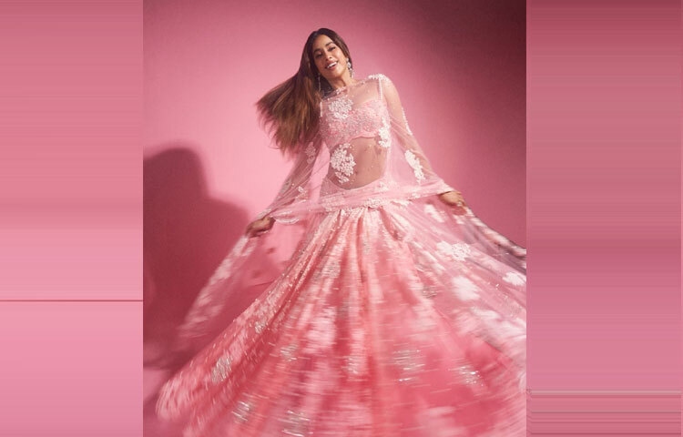 আন্তর্জাতিক অঙ্গনে হোমবাউন্ড যেমন তাকে এগিয়ে নিয়ে যাচ্ছে, তেমনি তার স্টাইল ও গ্ল্যামারও গড়ে তুলছে এক আলাদা পরিচয়। শ্রীদেবীর কন্যা হয়েও তিনি কেবল উত্তরাধিকার সূত্রে পাওয়া পরিচয়ে সীমাবদ্ধ নন, বরং নিজস্ব প্রতিভা ও উপস্থিতি দিয়ে তিনি ধীরে ধীরে হয়ে উঠছেন বিশ্বমঞ্চে আলোচিত এক নাম।