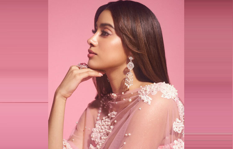 দেশে ফিরে হোমবাউন্ড এর সাফল্যের আবহেই আরেকটি প্রিমিয়ারে জাহ্নবী বেছে নেন বলিউডের জনপ্রিয় ডিজাইনার মনীশ মালহোত্রার গোলাপি শিয়ার লেহেঙ্গা।