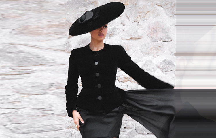 কান ফিল্ম ফেস্টিভালে একের পর এক গ্ল্যামারাস লুকে চমক দেখিয়েছেন জাহ্নবী কাপুর। তবে তার অল-ব্ল্যাক ভিনটেজ লুকটি যেন আলাদাভাবেই জায়গা করে নিয়েছে ফ্যাশনপ্রেমীদের হৃদয়ে। নব্বই দশকের হলিউড গ্ল্যামার যেন জীবন্ত হয়ে উঠেছে তার সাজপোশাকে। তার চাহনি, ভঙ্গিমা আর ফ্যাশন স্টেটমেন্টে মিলেছে পুরনো দিনের জাদুকরী ছোঁয়া।