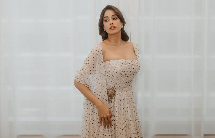 অস্কারযাত্রার এই আনন্দের মধ্যেই টরন্টো ইন্টারন্যাশনাল ফিল্ম ফেস্টিভ্যালে জাহ্নবী হাজির হয়েছিলেন ইতালিয়ান বিলাসবহুল ব্র্যান্ড মিউ মিউ-এর এক ভিন্টেজ সাদা গাউনে।