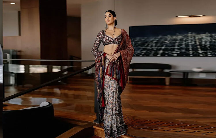 লুকের আরও একটি আকর্ষণীয় দিক ছিল ভিনটেজের ছোঁয়া। তিনি পরেছিলেন ৮০-এর দশকের একটি জামাওয়ার জ্যাকেট, যা পুনর্ব্যবহার করে নতুনভাবে এমব্রয়ডারির বর্ডার দিয়ে সাজানো হয়েছে। সঙ্গে ছিল রিয়া কাপুরের সংগ্রহ থেকে নেওয়া একটি অ্যান্টিক জামাওয়ার শাল, যার একপাশে হাতে তৈরি রেশমি ঝালর নকশা করা।