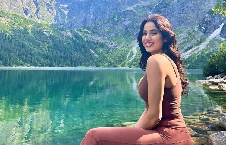 হিন্দির পাশাপাশি দক্ষিণী সিনেমায় অভিনয় করেও নজর কেড়েছেন জাহ্নবী।