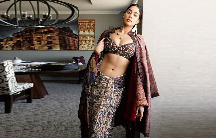 গয়নায় জাহ্নবী পরেছিলেন কাশ্মীরি দেজহুরের অনুপ্রেরণায় তৈরি সিলভার ইয়াররিংস, যা সাধারণত কাশ্মীরি কনেরা ব্যবহার করেন, কিন্তু এখানে এটি নতুনভাবে উপস্থাপন করা হয়েছে।