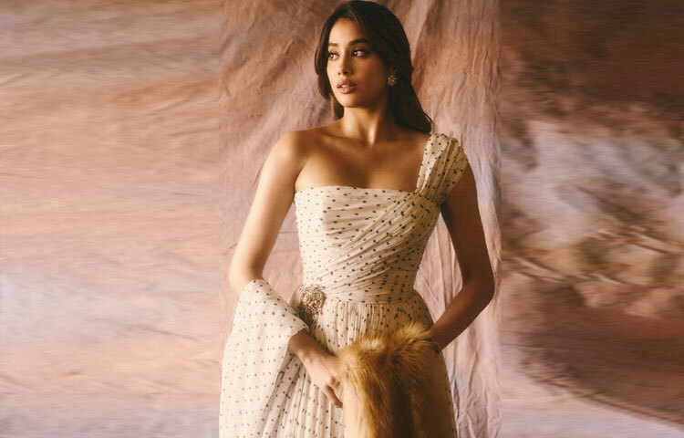 চুল রেখেছিলেন খোলা স্ট্রেইট লুকে, যা ভিন্টেজ ড্রেসটির সঙ্গে তৈরি করেছে নিখুঁত সামঞ্জস্য।