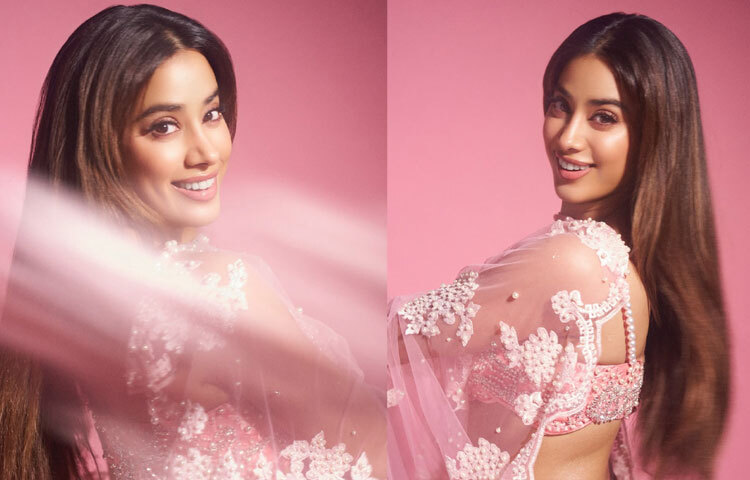 কোমরে ব্রুচের মতো অলঙ্কার, হাতে স্টেটমেন্ট রিং, কানে লম্বা দুল এবং বারগ্যান্ডি হাইলাইট করা চুলের স্ট্রেইট লুক তার সৌন্দর্যকে করেছে বহুগুণ আকর্ষণীয়। রিয়া কাপুরের স্টাইলিংয়ে এই পুরো লুকটি পেয়েছে আন্তর্জাতিক মানের আধুনিকতা।