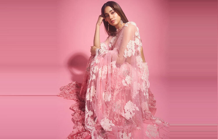 স্লিভলেস টপ ও ফ্লেয়ার দেওয়া স্কার্টে থাকছিল সাদা ফুলেল এমব্রয়ডারি আর মুক্তোর সূক্ষ্ম কাজ, যা একেবারেই রাজকীয় আমেজ এনে দিয়েছে।