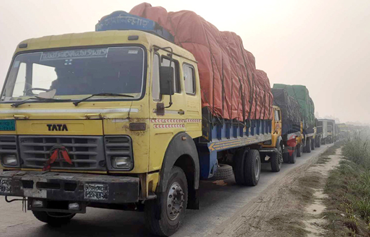 ঘন কুয়াশার কারণে আজ ভোর থেকে ঢাকা-টাঙ্গাইল মহাসড়কের প্রায় ১৪ কিলোমিটার এলাকাজুড়ে যানজট সৃষ্টি হয়েছে। সকাল সাড়ে ৯ টার পর থেকে মহাসড়কের কিছু কিছু অংশে যানজট কমতে শুরু করে। ছবি: আরিফুর রহমান টগর