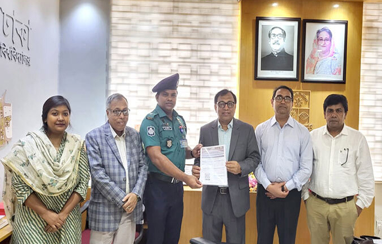 ঢাকা মহানগরীর যানজট নিরসন ও ট্রাফিক সচেতনতা বৃদ্ধিতে জাপান ইন্টারন্যাশনাল কো-অপারেশন এজেন্সির (জাইকা) সহযোগিতায় ঢাকা বিশ্ববিদ্যালয়সহ সব বিশ্ববিদ্যালয়ে ডিএমপির ‘রোড সেফটি স্লোগান কনটেস্ট-২০২৪’ শুরু হয়েছে। ছবি: জাগো নিউজ