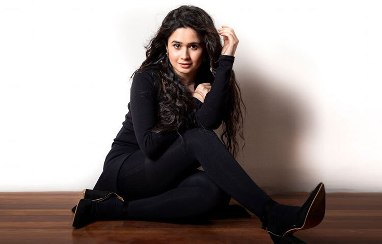 গ্ল্যামারের এই আলোয় থেমে থাকেননি ঐশী। নিজের ক্যারিয়ারকে তিনি আরও বহুমাত্রিক করেছেন অভিনয়ের মাধ্যমে। ২০২১ সালে মুক্তি পায় তার প্রথম ছবি ‘মিশন এক্সট্রিম’, যেখানে অভিনয়ের দক্ষতা দিয়ে তাক লাগান দর্শককে।