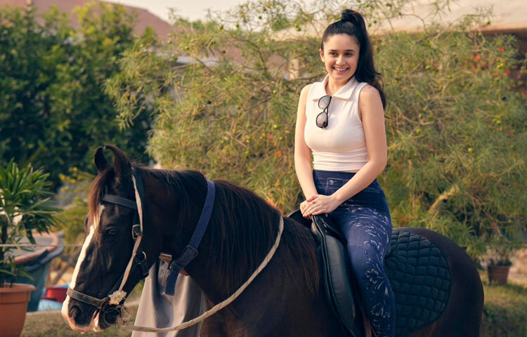 মায়াবী সেই চোখে যেন লুকিয়ে আছে দৃঢ়তার আলো, যা তাকে আলাদা করে তোলে অন্যদের থেকে।