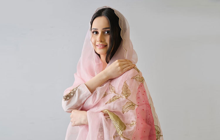 ঐশীর পারিবারিক পটভূমিও যেন তার ব্যক্তিত্বে বিশেষ ছাপ ফেলে। বাবা আব্দুল হাই একজন সমাজকর্মী, মা আফরোজা হোসনে আরা একজন শিক্ষিকা।